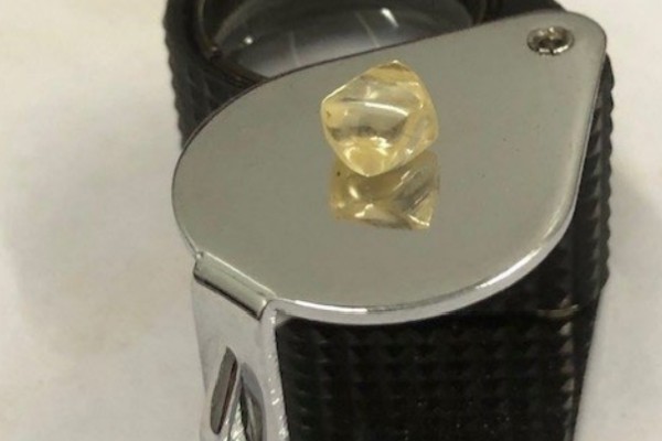 Burgundy unearths 1.51-carat fancy yellow at Australia mine.
