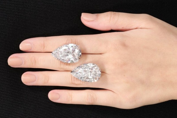 Unmounted, 31.46- and 30-carat, D-flawless stones will go under hammer in Hong Kong in October.

