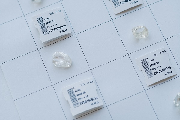 De Beers' Profit Drops in First Half