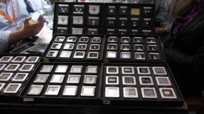 Polished goods in a case at the 2016 edition of International Diamond Week in Israel. (Shutterstock)
