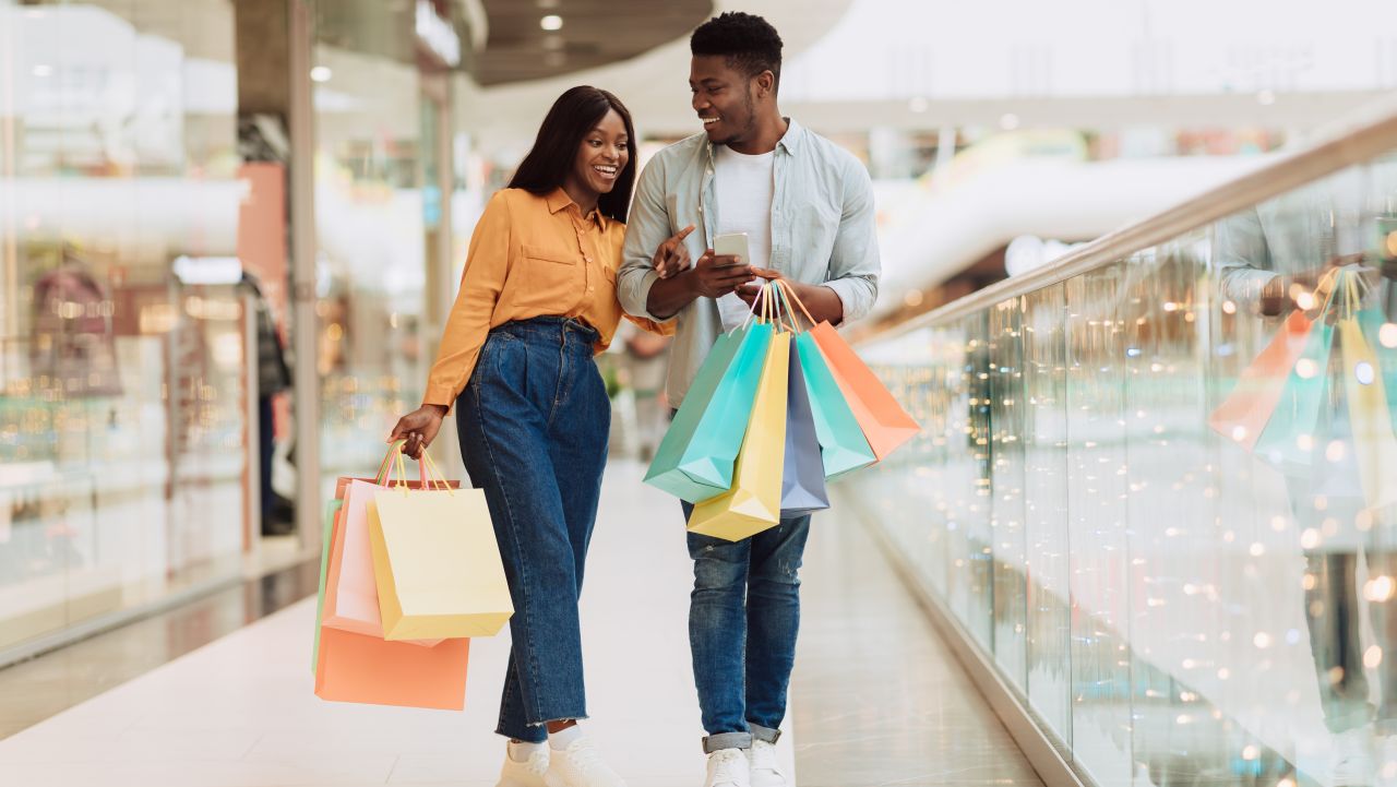 couple shopping at a mall (NRF) credit Shutterstock