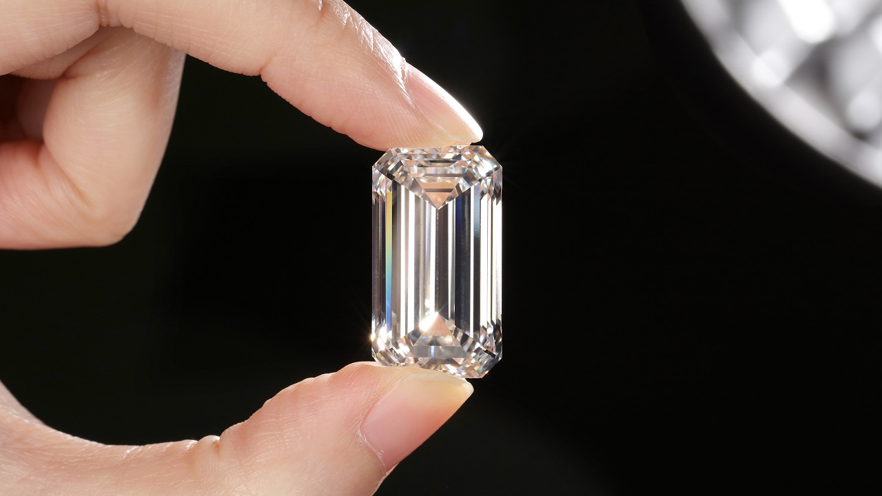 <p>Emerald-cut, G-color, VS2-clarity stone is largest the organization has seen.</p>
