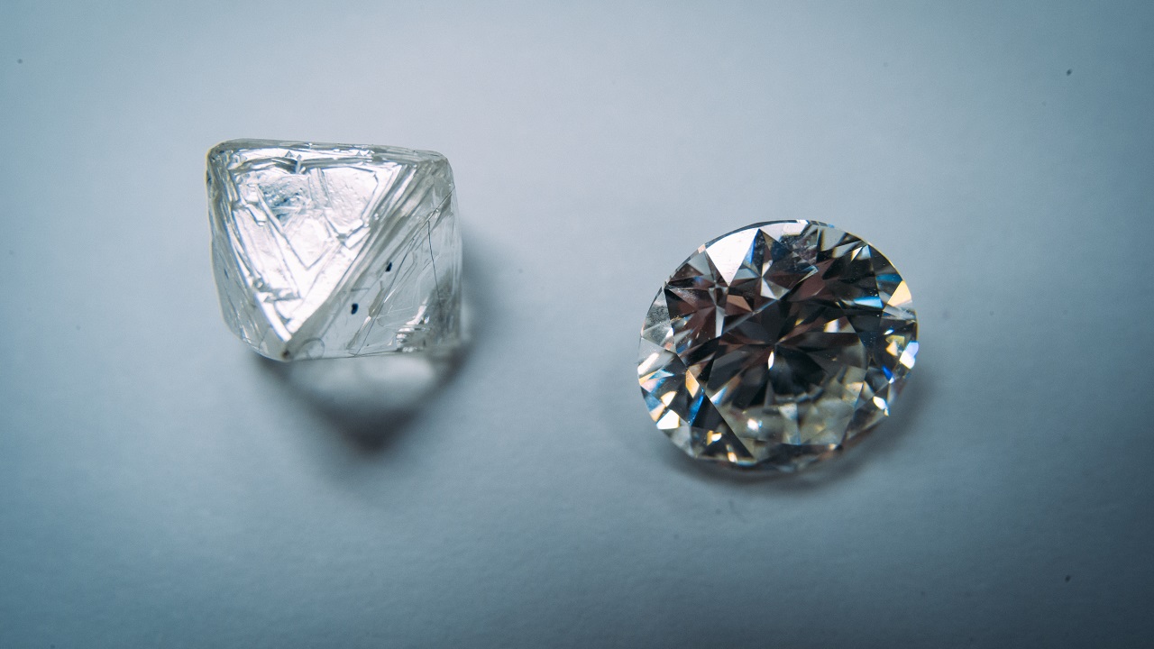 Table top shot of rough and polished diamonds next to each other, GSS Botswana 1280 used 070223 credit Ben Perry/Armoury Films/De Beers