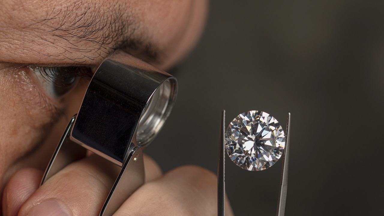 Polished diamond under inspection SI Diamonds 1280 USED 081323