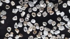 De Beers lowers diamond production image