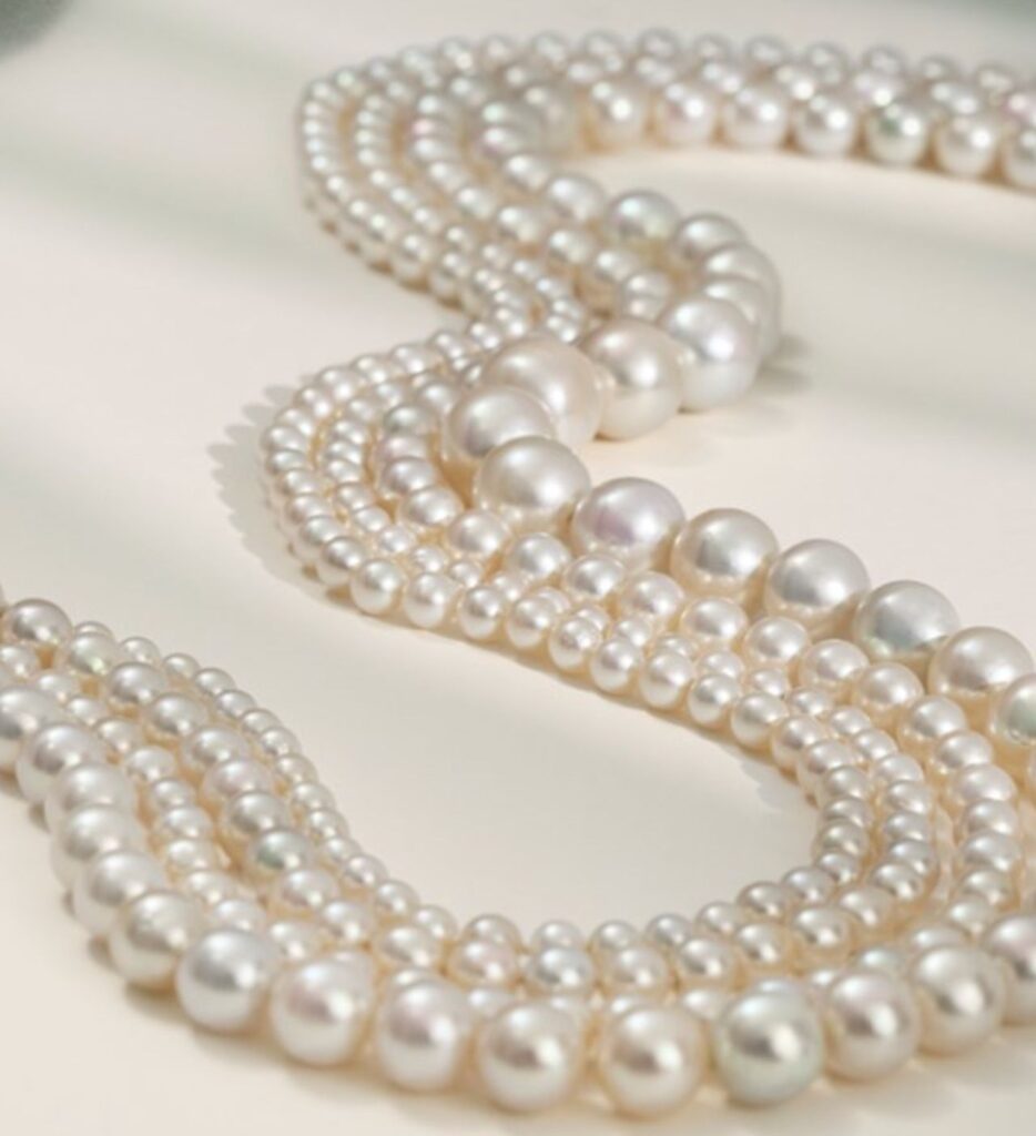 Natural pearls necklaces image.