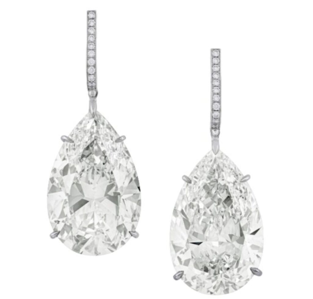 Brilliant-cut, K-color, VS2-clarity diamonds earrings pair image.