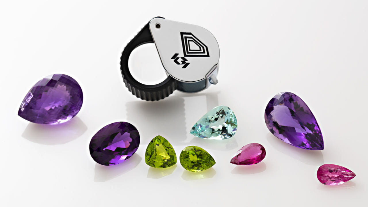 Loupe and colored diamond image