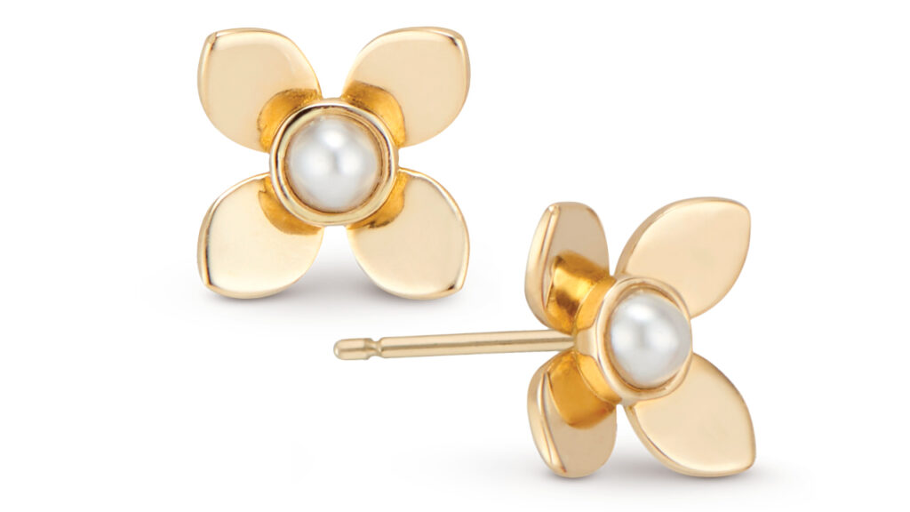 Aurelia Demark Fleur earrings in 18-karat gold and pearls. 