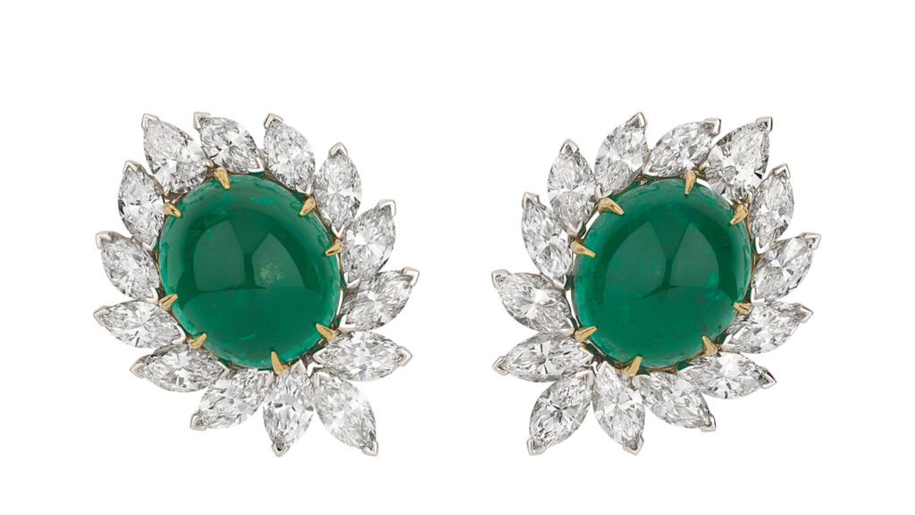 Pair of earrings with diamonds and two emeralds