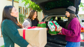 US holiday shoppers unloading gifts image