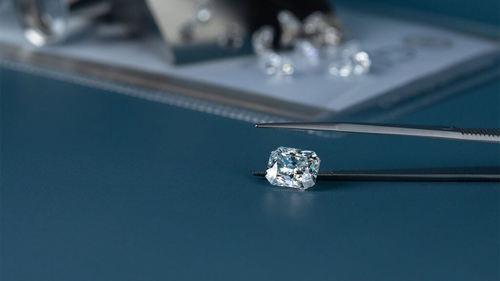 Diamond in the foreground with its certificate image