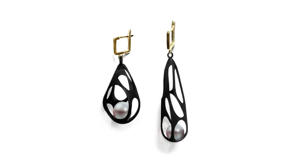 Riona pearl earrings in sterling silver with white shell pearls, plated in 18-karat yellow gold and black anthracite image