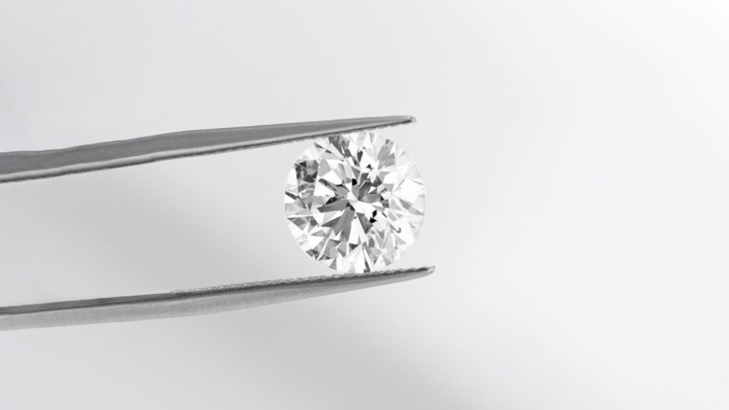 An RDI diamond in tweezers image