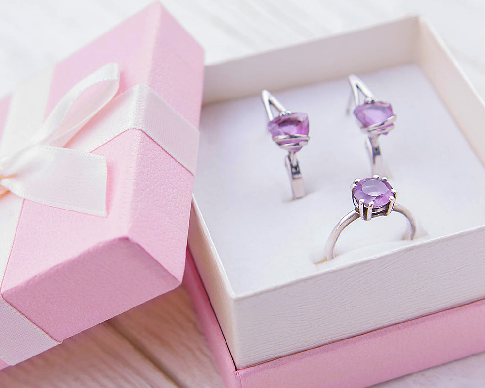 Jewelry set of light purple amethyst gems image