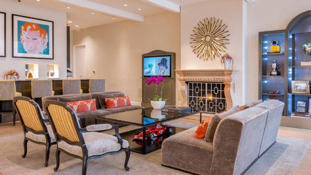 Lounge at deBoulle Diamond and Jewelry in Houston Texas image