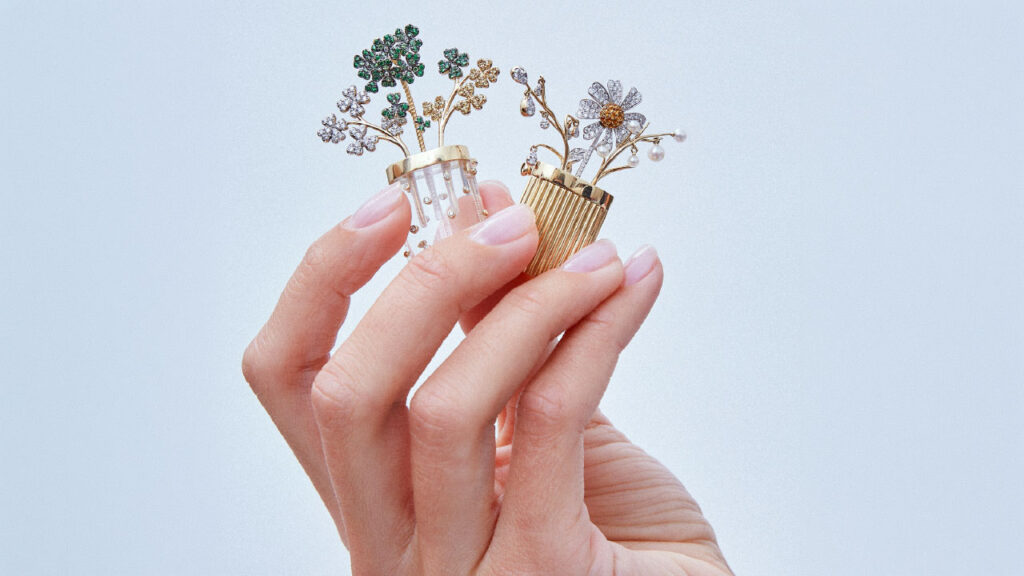 Vase brooch/pendant with flowers, available in 9- or 18-karat gold image