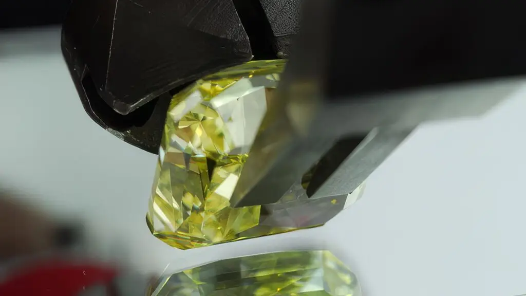 Manufacturing process of a color diamond by Fancy Color Research Foundation image