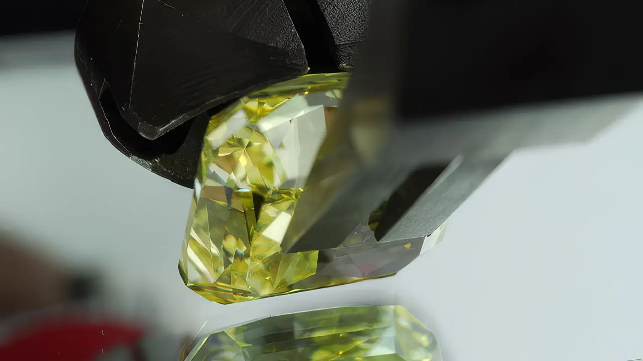 Manufacturing process of a color diamond by Fancy Color Research Foundation image