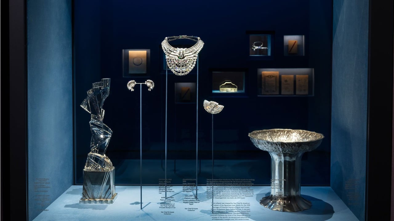 The necklace display at the MAK museum image