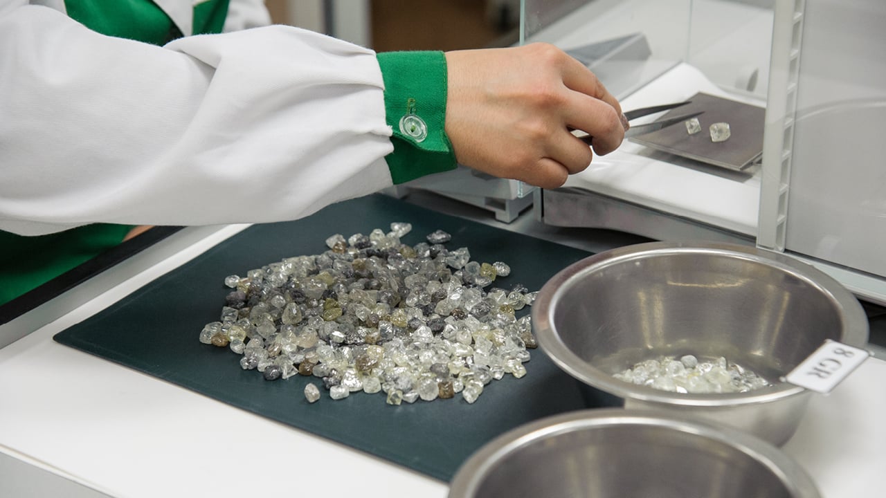 Rough diamond sorting at Alrosa image