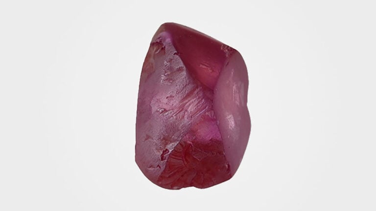 The purple-diamond examined by the GIA image