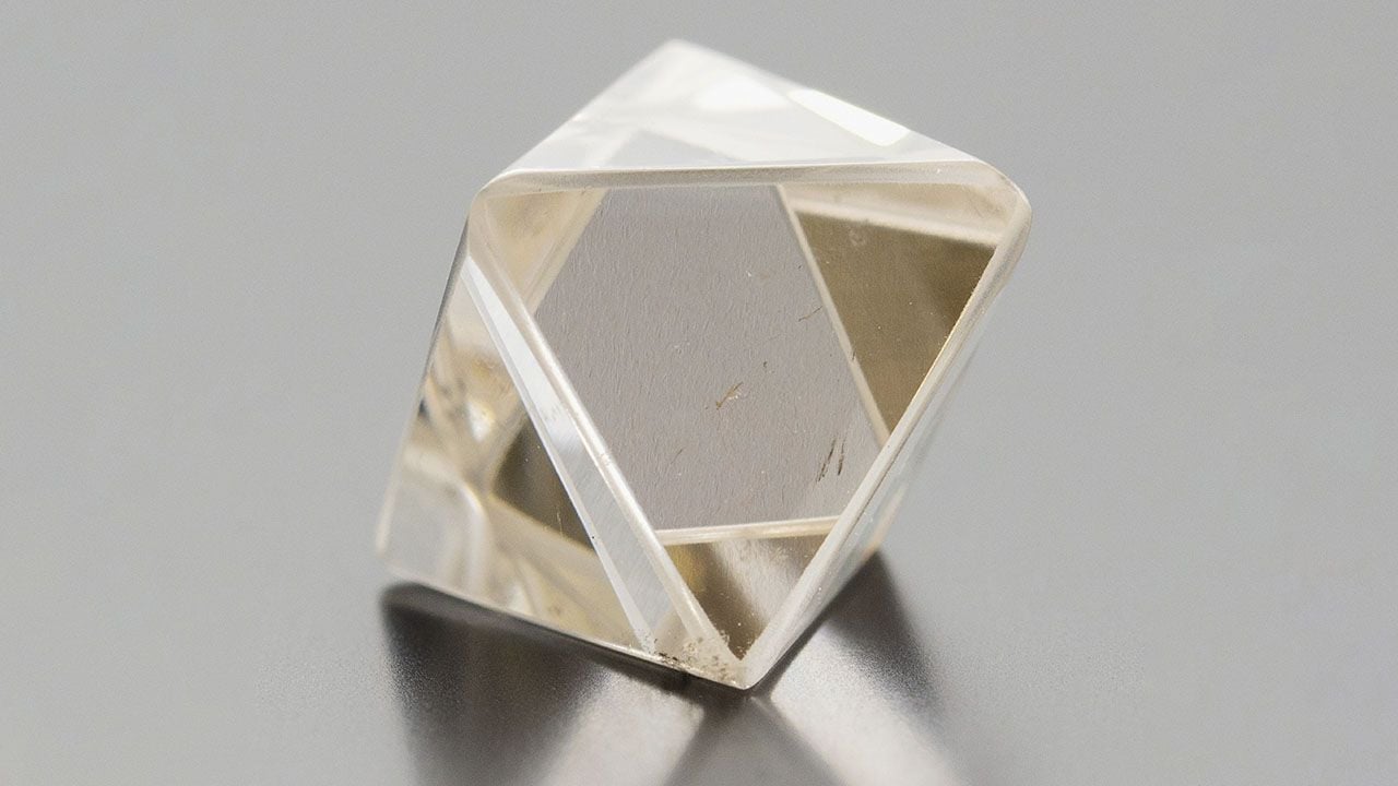 GIA Analyzes Lab-Grown Stone Imitating Rough Natural Diamond