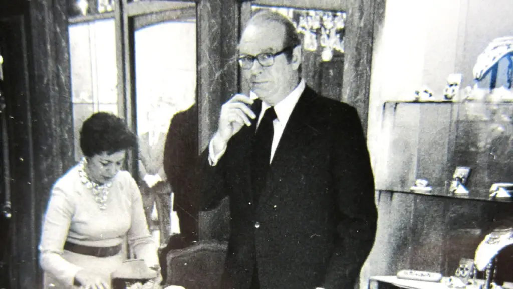 David Webb at his New York boutique in 1975 image