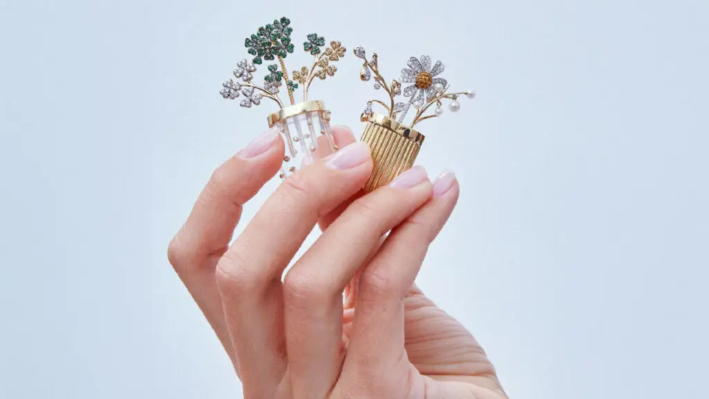 Vase brooch/pendant with flowers, available in 9- or 18-karat gold image