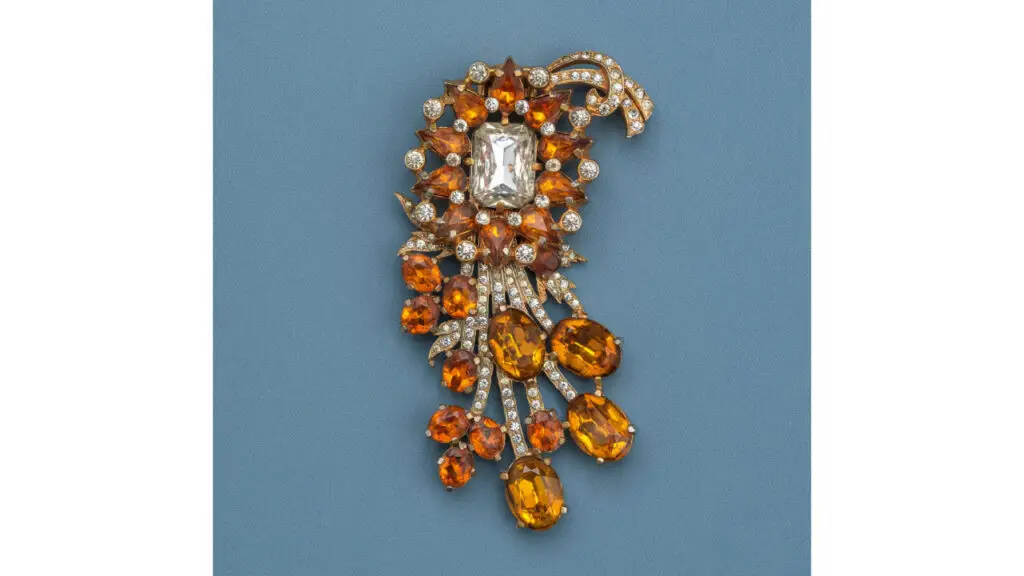 Eisenberg crystal and rhinestone brooch on gold-plated metal base, 1940-1942 image
