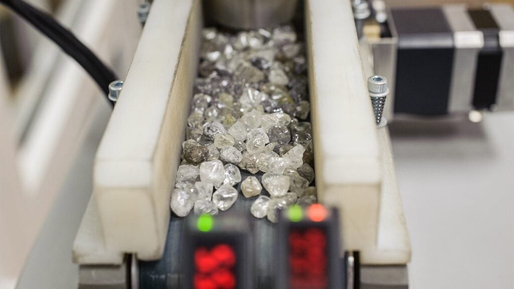 Rough diamond sorting at Alrosa image