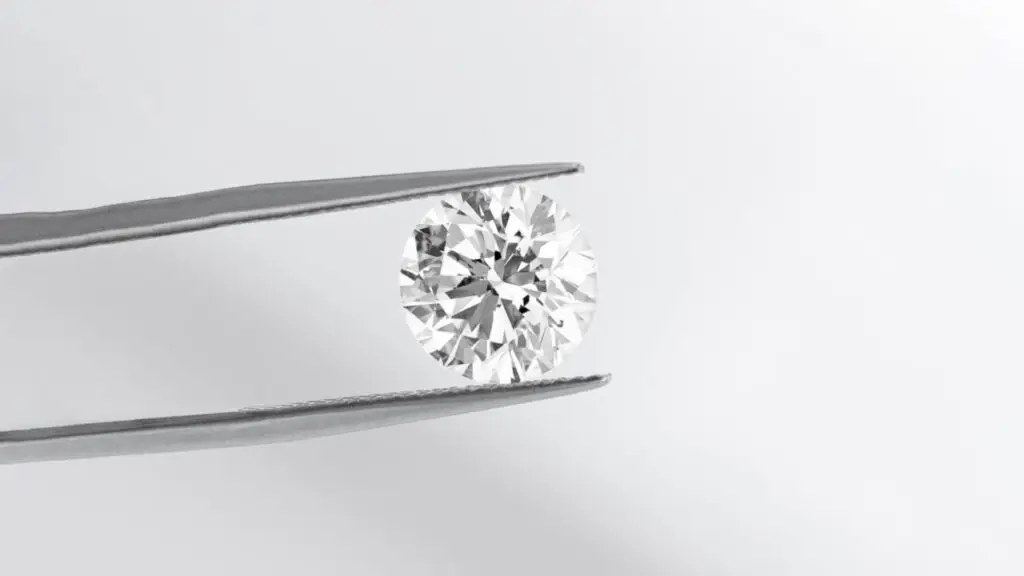 An RDI diamond in tweezers image