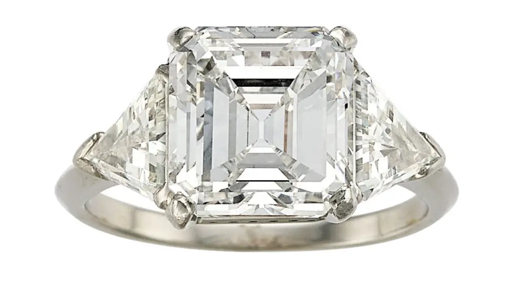 Estimate: $80,000 to $100,000
An emerald-cut, 4.71-carat, F, VS1 diamond between two calf’s head-cut diamonds at Heritage Auctions image