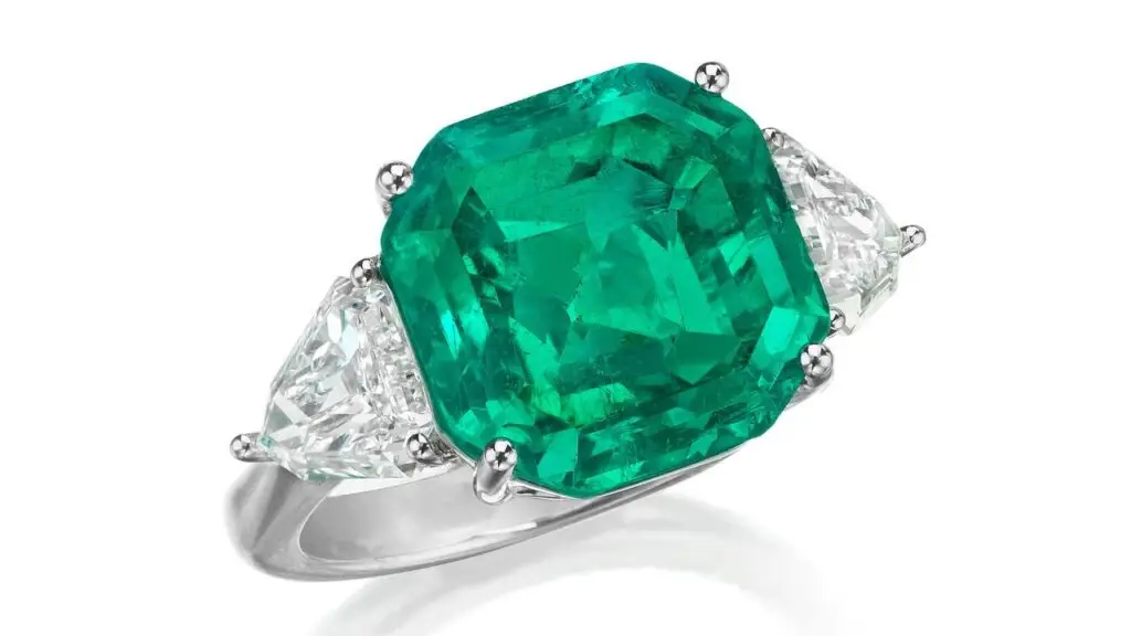 The auction house is offering a ring featuring an octagonal step-cut Colombian emerald between two calf’s head-cut diamonds at Phillips image