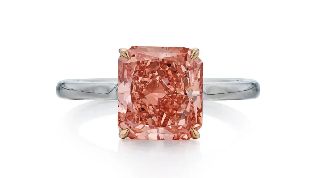 Ring bearing a cut-cornered rectangular modified brilliant-cut, 3.27-carat, fancy-vivid-orangey-pink, VVS1 diamond at Sotheby's image