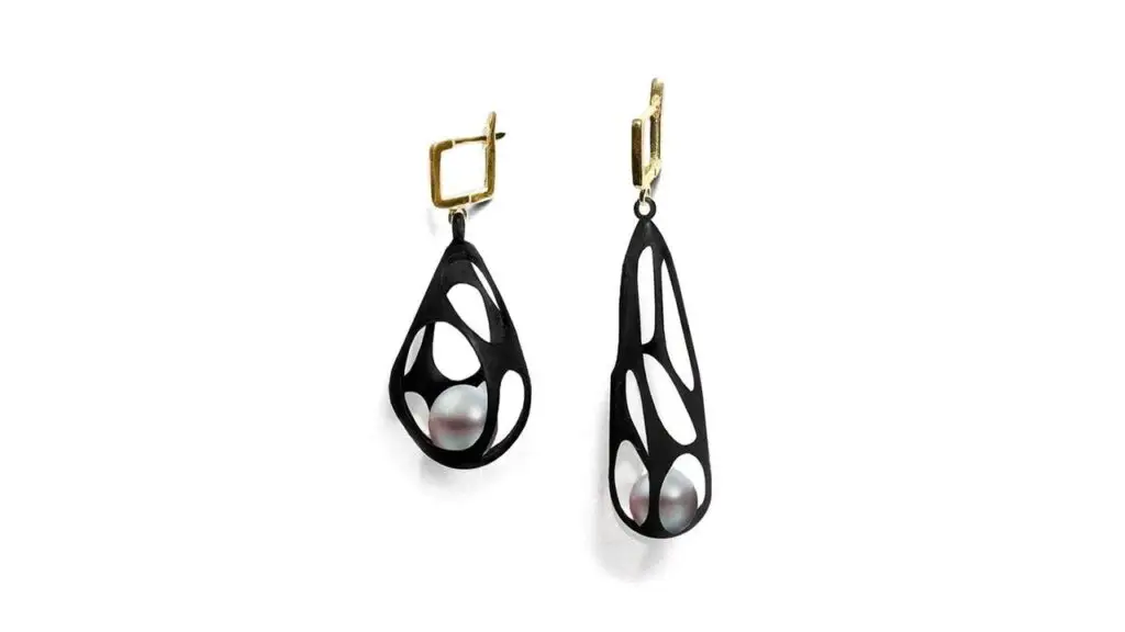 Riona pearl earrings in sterling silver with white shell pearls, plated in 18-karat yellow gold and black anthracite image