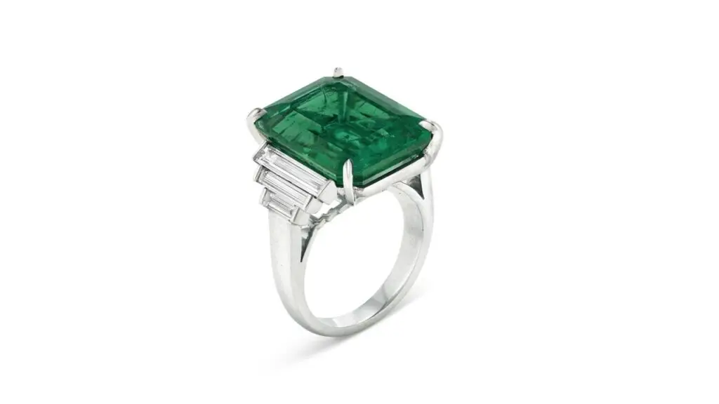 Ring with a emerald-cut emerald and rectangular diamonds at Christie's image