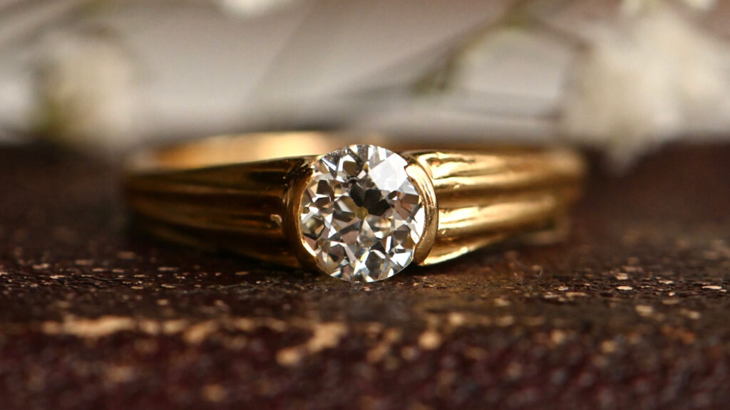 Solitaire ring with an old European-cut diamond in yellow gold, circa 1940s image