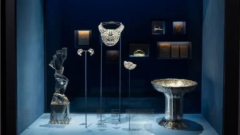 The necklace display at the MAK museum image