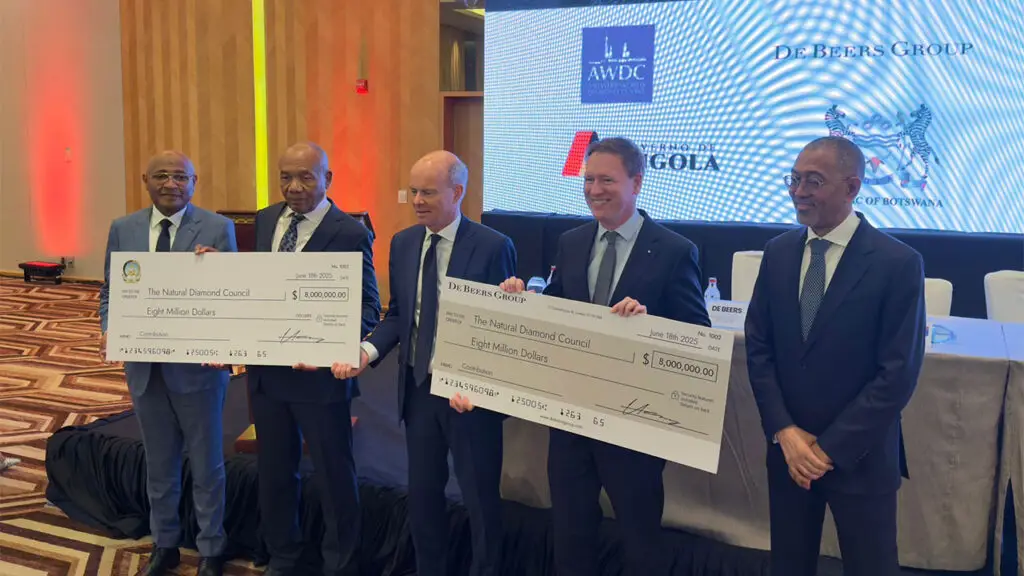 De Beers executives and Angola representatives signing their checks image