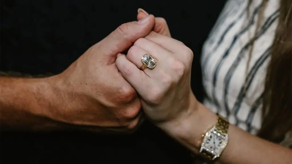 Taylor Swift’s engagement ring featuring a cushion-cut diamond estimated at up to 10 carats image