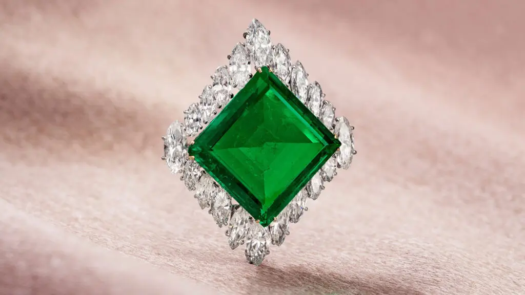 Emerald Aga Khan brooch at Christie's image