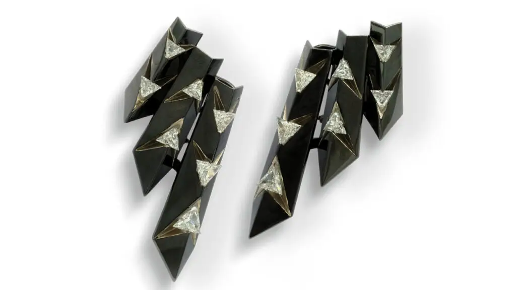 Claw Long earrings in blackened gold with trillion-cut diamonds image