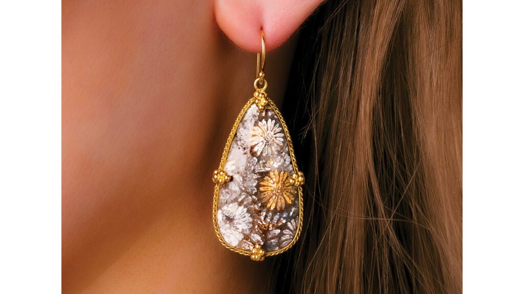Earrings by Amáli in 18-karat gold with fossilized coral image