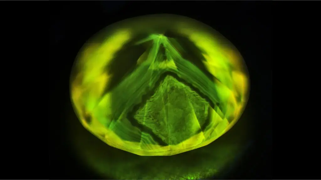A vivid-yellow, nitrogen/hydrogen/nickel-rich diamond under UV excitation image