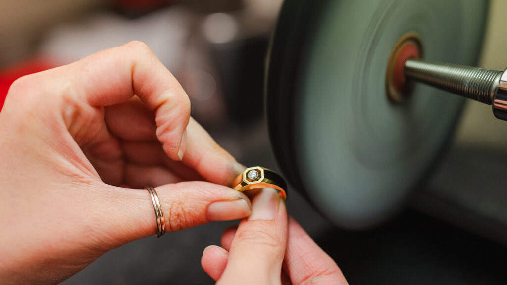 A ring featuring a Floeting diamond image