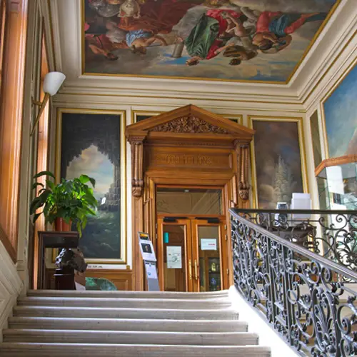 Staircase leading up to the museum. (Musée de Minéralogie Mines Paris - PSL / E. Gaillou)