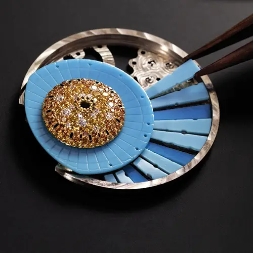 Making of the
Van Cleef & Arpels
Lady Arpels Jour
Enchanté watch image