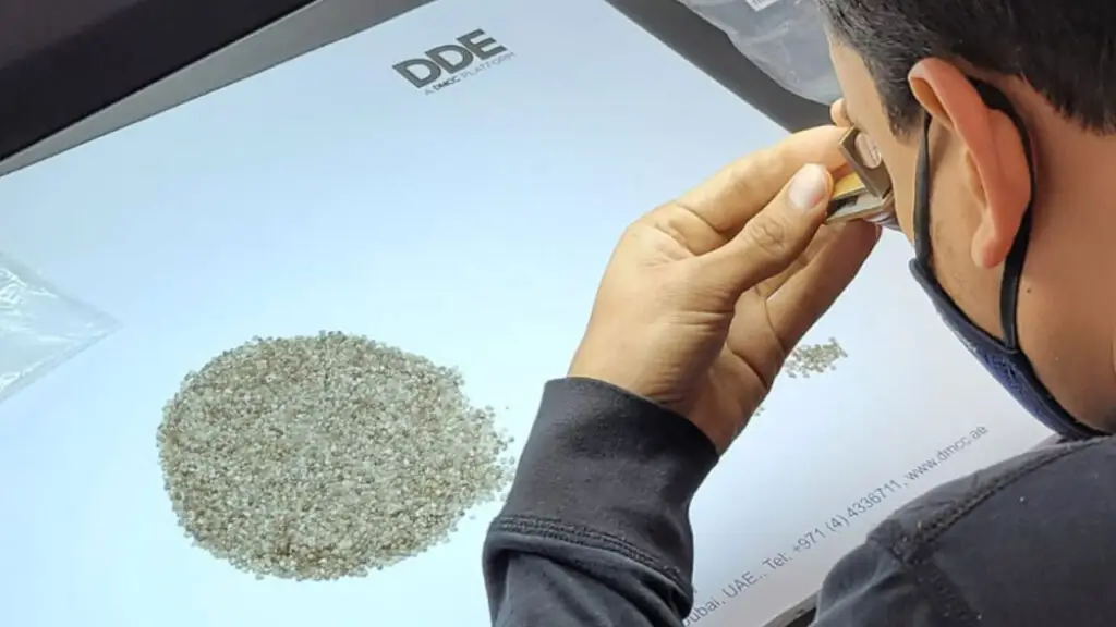 Diamond grader at work in the Dubai Diamond Exchange image