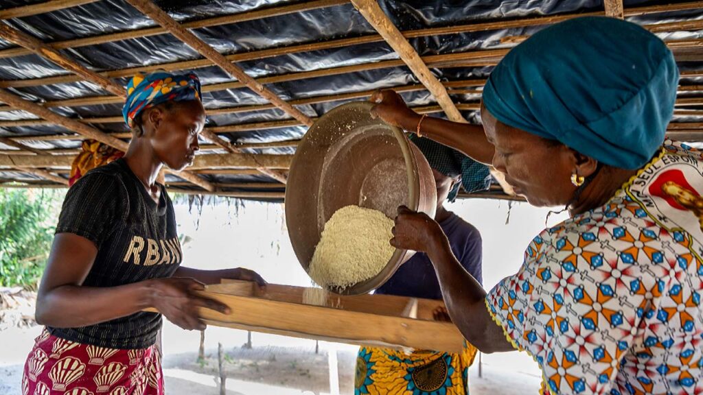 Image of a a female-led cooperative supported by Ity delivers cassava flour to the mine